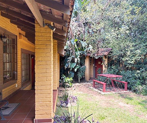 Lush-garden-with-many-rest-spots.jpg