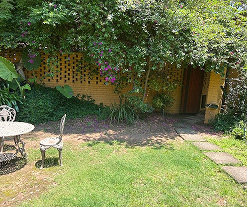 Pet-friendly-courtyard-closed.jpg